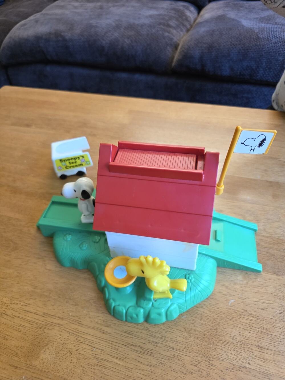 Vtg Peanuts SNOOPY WOODSTOCK Dog House Play Set Hasbro Romper Room 1978